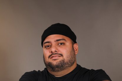 El creador de contenido toma clases de actuación 'a full'.