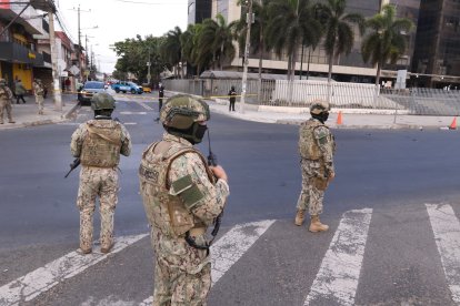 Militares y policías llegaron a custodiar la unidad judicial durante la alerta de explosivos.