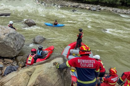 El río Quijos, escenario del accidente, es rastreado por bomberos y kayakistas en busca del policía desaparecido