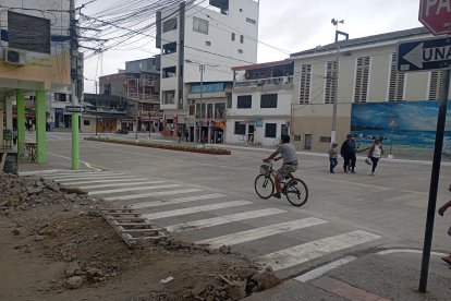 En Playas, comerciantes piden celeridad en obras de av. 15 de Agosto.