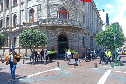 La Gobernación de Tungurahua ha estado con resguardo policial durante  el anuncio de las movilizaciones de la Conaie.