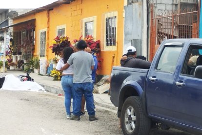 En el barrio Julio Jaramillo de Santa Elena un hombre que manejaba una moto fue asesinado