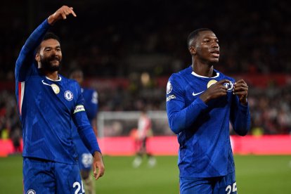 Moisés Caicedo (d) es pieza clave en el Chelsea que visita a Manchester United.