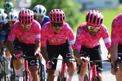 Richard Carapaz (c) es el líder del equipo EF Education-EasyPost.