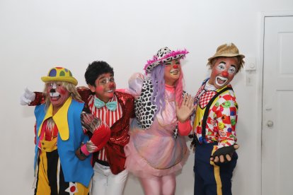 Los artistas se apoyan entre sí, para continuar con su oficio y no perder vigencia.