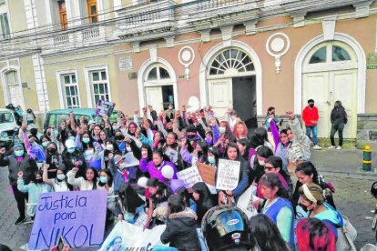 Familiares de víctimas de femicidios exigen justicia.