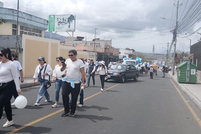 Decenas de personas de toda edad se concentraron la tarde del sábado 20 de septiembre detrás del estadio Bellavista en Ambato, para marchar por la paz  y unidad.