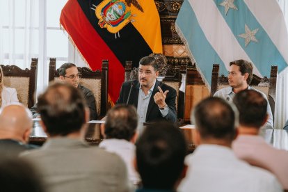 El alcalde de Guayaquil, Aquiles Álvarez (c).