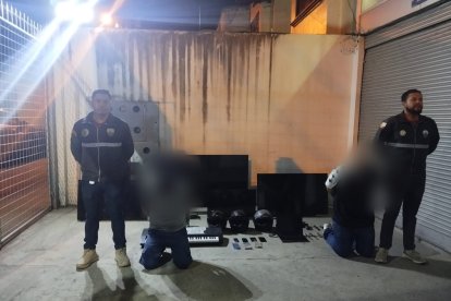 La Policía Nacional en Loja detuvo a varios sujetos implicados en robos a domicilios.