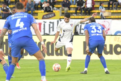 Liga de Quito y Universidad Católica se enfrentan en el estadio Rodrigo Paz.