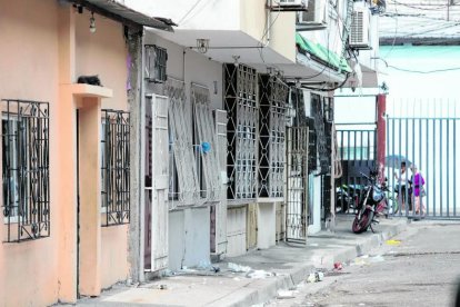 El ataque armado ocurrió en el interior de esta vivienda de dos plantas, donde aún se observaban botellas de licor y recipientes de comida.