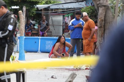 José Sevillano observa con desconsuelo el cadáver de su hijo Jairon Silfredo.