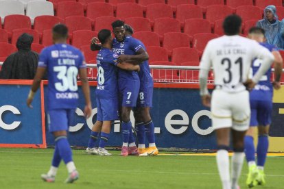 Universidad Católica dio el golpe al derrotar 4-2 a Liga de Quito.