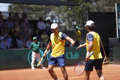 Gonzalo Escobar (d) hizo dúo con Diego Hidalgo durante la serie Copa Davis ante Bosnia y Herzegovina.