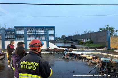 Bomberos inspeccionaron los daños en una unidad educativa de Píllaro afectada por desprendimiento de pared y caída de piedras, como consecuencia de la fuerte lluvia.