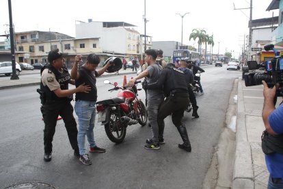 Este lunes, agentes policiales ejecutaron un operativo preventivo en la calle Portete.