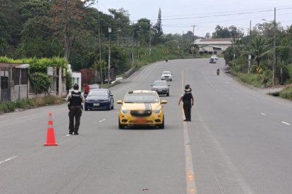 La carretera E20 que conecta a Quinindé con Santo Domingo de los Tsáchilas se encuentra habilitadas. Allí la Policía realiza operativos constantes.