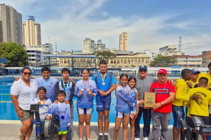 Los deportistas que participaron del Guayaquil Rowing Club.