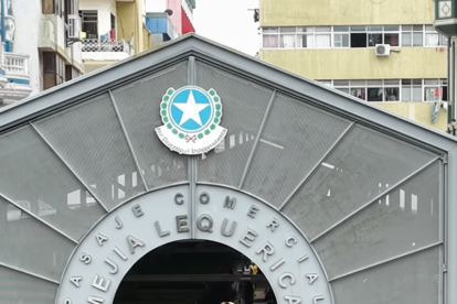 El alcalde Aquiles Álvarez supervisa el inicio de las obras de transformación en La Bahía, junto a comerciantes y autoridades municipales.