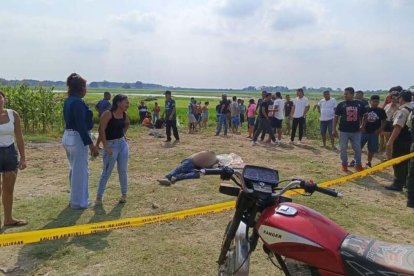 Los cadáveres quedaron tendidos en el suelo luego del ataque armado.