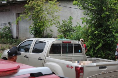 Agentes de criminalística realizaron el levantamiento del cadáver y lo trasladaron al Centro Forense de Esmeraldas.