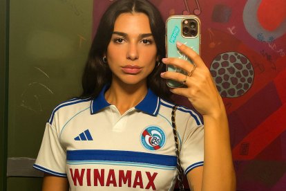 La imagen de Dua Lipa con la camiseta del Estrasburgo que publicó la cuenta en español de la Ligue 1.