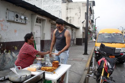 Adela adelanta la cocción de las torrejas y maduros para atender inmediatamente a los clientes.