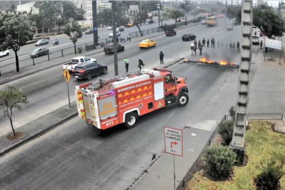 En el sitio quedaron señas generadas por la quema de neumáticos. Así se veía durante la protesta.