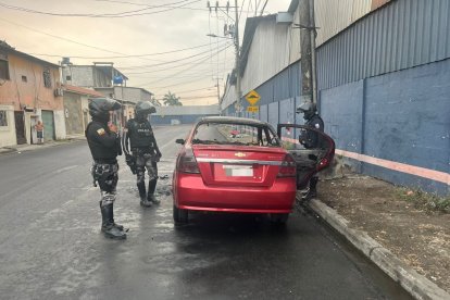 Un vehículo se incendió casi a la par del crimen del funcionario.