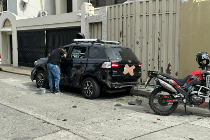 Parte de la carrocería del coche quedó averiada por efecto de la explosión.