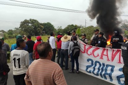 Un centenar de personas participaron en el bloqueo de vía del recinto 24 de Mayo.