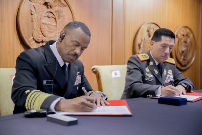 El almirante Alvin Holsey, jefe del Comando Sur de los EE. UU., visitó Ecuador para reunirse con altos mandos y reforzar la cooperación en defensa.