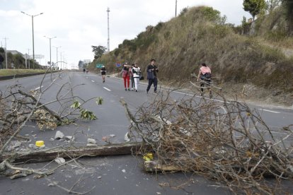 La gente sorteaba los obstáculos para caminar hacia sus destinos. Muchos no llegaron a tiempo a sus trabajos.