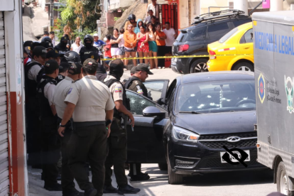 Agentes policiales retiraron los cuerpos de las víctimas y recabaron indicios.