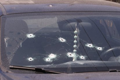 El automotor quedó con varios orificios a causa de los impactos de proyectiles.
