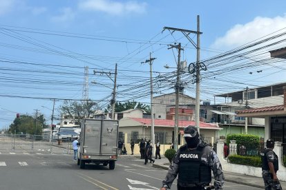 La policía llegó al sitio para levantar la parte humana que estaba envuelta en fundas plásticas.