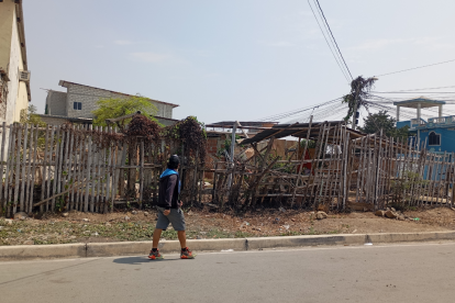 En Playas, solares esperan por legalización.