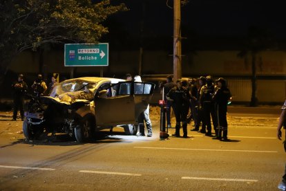 El vehículo terminó estrellado tras ser alcanzado por los proyectiles.
