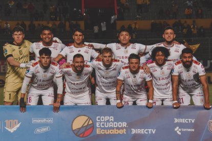 Deportivo Cuenca atraviesa sanción de FIFA por deuda con Pablo Magnín.