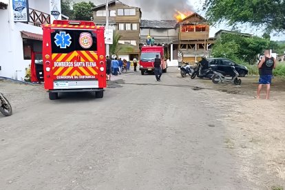 El fuego destruyó un hotel ubicado en el barrio ´El Tigrillo´ del balneario de Montañita