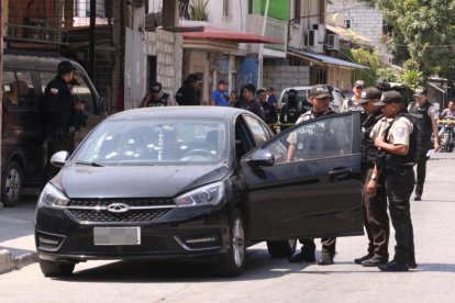 El vehículo en el que se movilizaban los ciudadanos quedó con múltiples orificios de balas, como una muestra de la violencia del ataque.