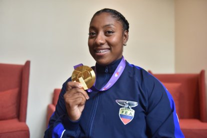 Juleysi Angulo arribó a Ecuador con la presea de oro.