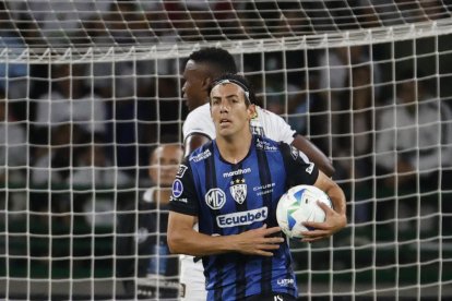Michael Hoyos de Independiente del Valle celebra un gol en un partido de cuartos de final de la Copa Sudamericana ante Once Caldas.