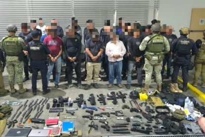 Operativo en Vista Hermosa, Michoacán, donde fueron detenidos 38 integrantes de La Luz del Mundo por posesión de armas y equipo táctico.