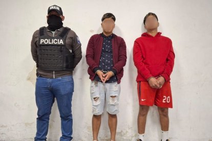 Ambos sujetos fueron detenidos en Carapungo, norte de Quito, por el delito de extorsión.