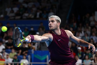 TOKYO (Japan), 25/09/2025.- Carlos Alcaraz of Spain in action against Sebastian Baez of Argentina during his round of 32 match of the Japan Open tennis tournament at Ariake Colosseum in Tokyo, Japan, 25 September 2025. Alcaraz won the match. (Tenis, Japón, España, Tokio) EFE/EPA/FRANCK ROBICHON