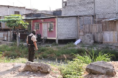 Policías acudieron a retirar el cadáver y a recabar información.