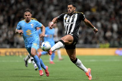 Hulk (d) de Atlético Mineiro disputa el balón con Robson Matheus de Bolívar, en un partido de los cuartos de final de la Copa Sudamericana.