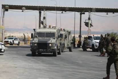 Militares israelíes patrullan el cruce de Allenby, en medio de la creciente tensión por el bloqueo de Cisjordania.