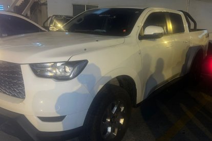 La camioneta en la que se movilizaba el funcionario atacado.